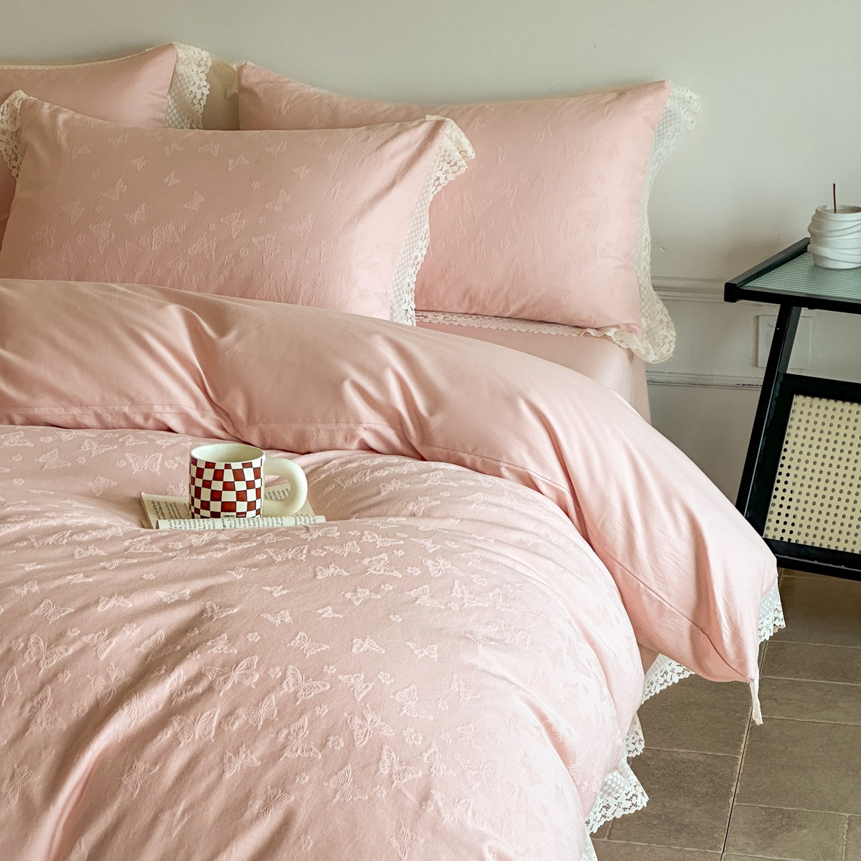 91家纺网 家纺一手货源 找家纺 格里芬家纺 2026新款花边款60S全棉水洗立体浮雕提花四件套 蝶愔之舞-唯美粉