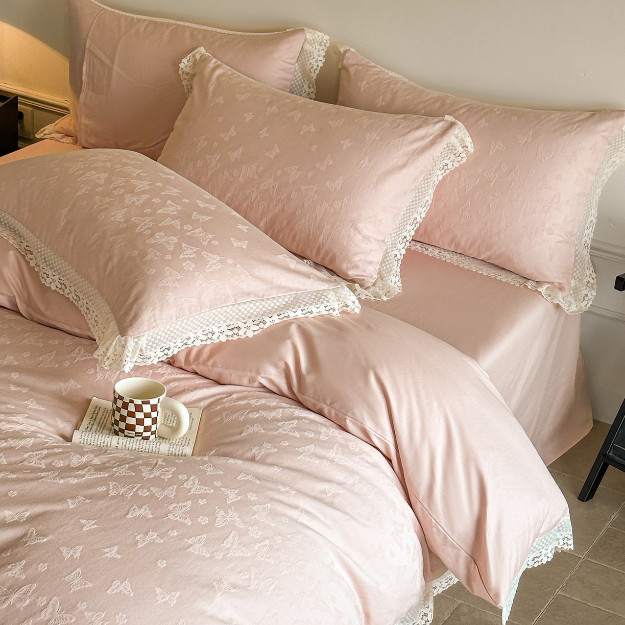 91家纺网 家纺一手货源 找家纺 格里芬家纺 2026新款花边款60S全棉水洗立体浮雕提花四件套 蝶愔之舞-唯美粉