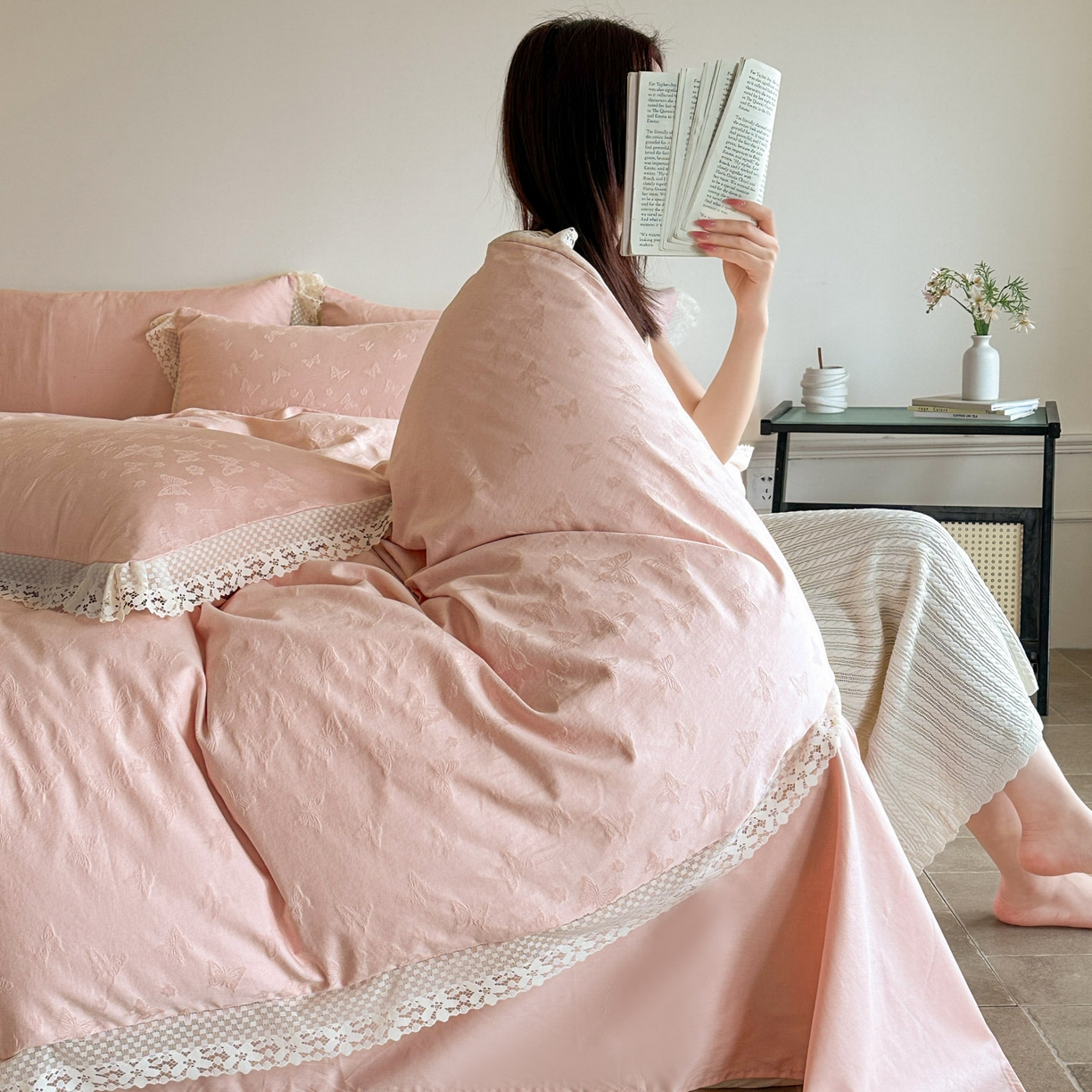 91家纺网 家纺一手货源 找家纺 格里芬家纺 2026新款花边款60S全棉水洗立体浮雕提花四件套 蝶愔之舞-唯美粉