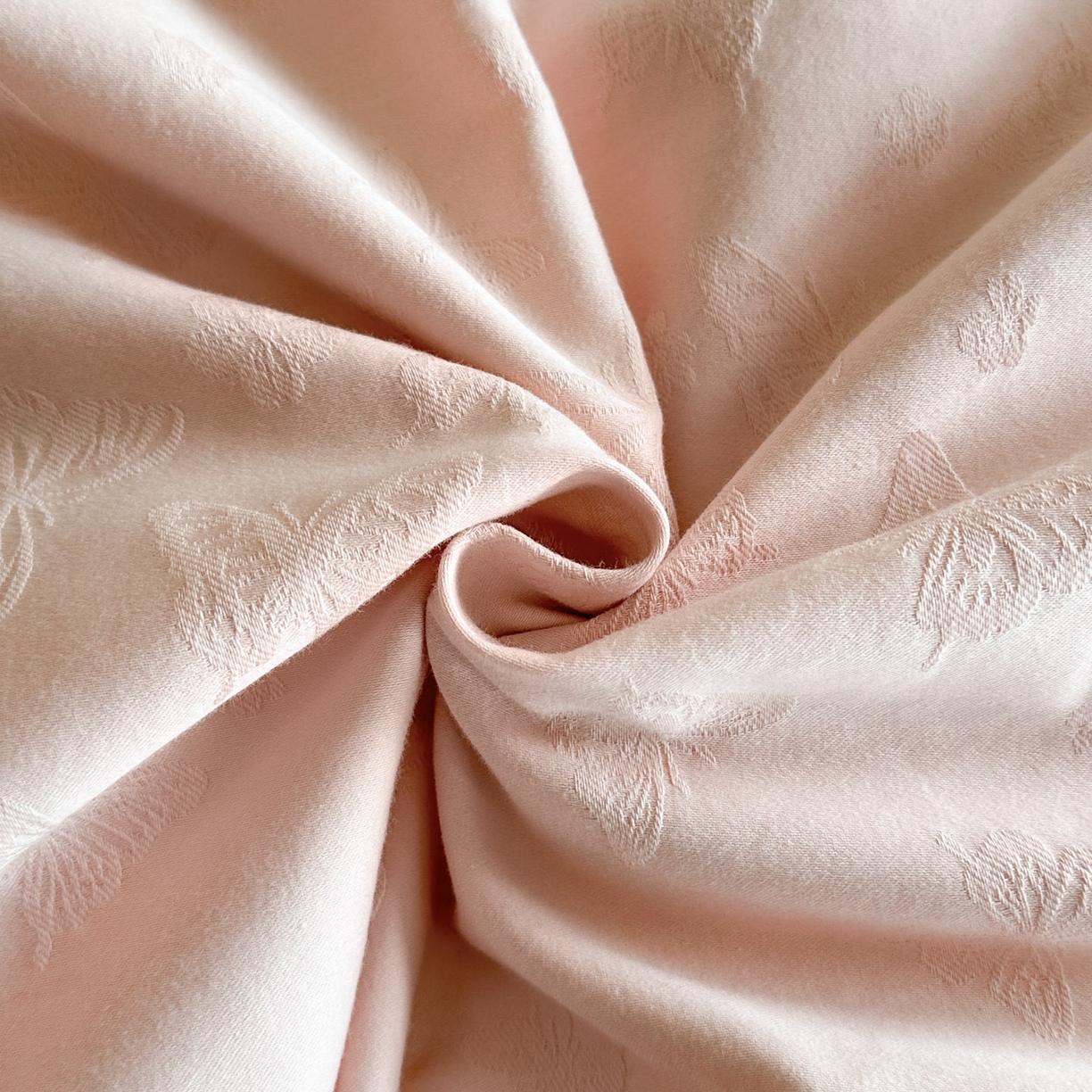 91家纺网 家纺一手货源 找家纺 格里芬家纺 2026新款花边款60S全棉水洗立体浮雕提花四件套 蝶愔之舞-唯美粉