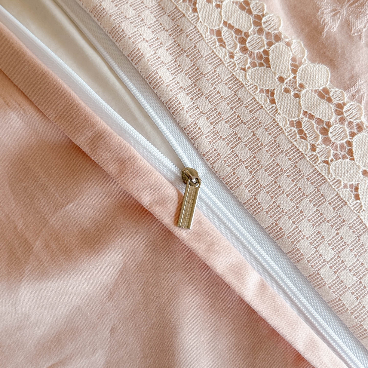 91家纺网 家纺一手货源 找家纺 格里芬家纺 2026新款花边款60S全棉水洗立体浮雕提花四件套 蝶愔之舞-唯美粉