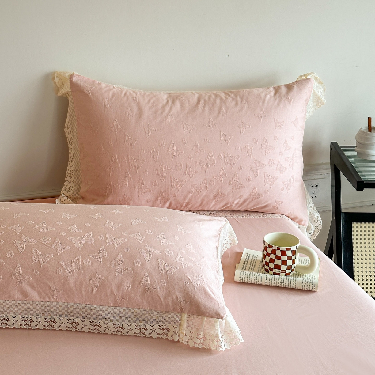 91家纺网 家纺一手货源 找家纺 格里芬家纺 2026新款花边款60S全棉水洗立体浮雕提花四件套 蝶愔之舞-唯美粉