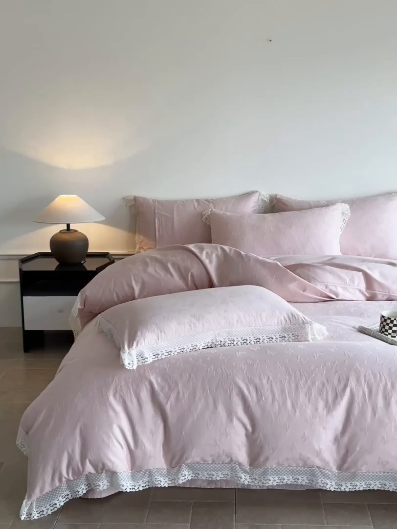 91家纺网 家纺一手货源 找家纺 格里芬家纺 2026新款花边款60S全棉水洗立体浮雕提花四件套 蝶愔之舞-唯美粉