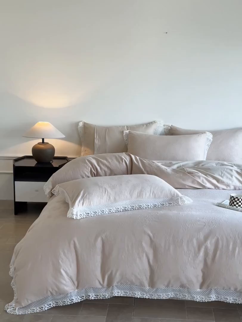 91家纺网 家纺一手货源 找家纺 格里芬家纺 2026新款花边款60S全棉水洗立体浮雕提花四件套 苗安娜-米杏