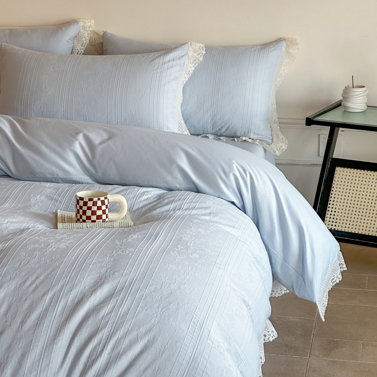 91家纺网 家纺一手货源 找家纺 格里芬家纺 2026新款花边款60S全棉水洗立体浮雕提花四件套 沁香-云水蓝