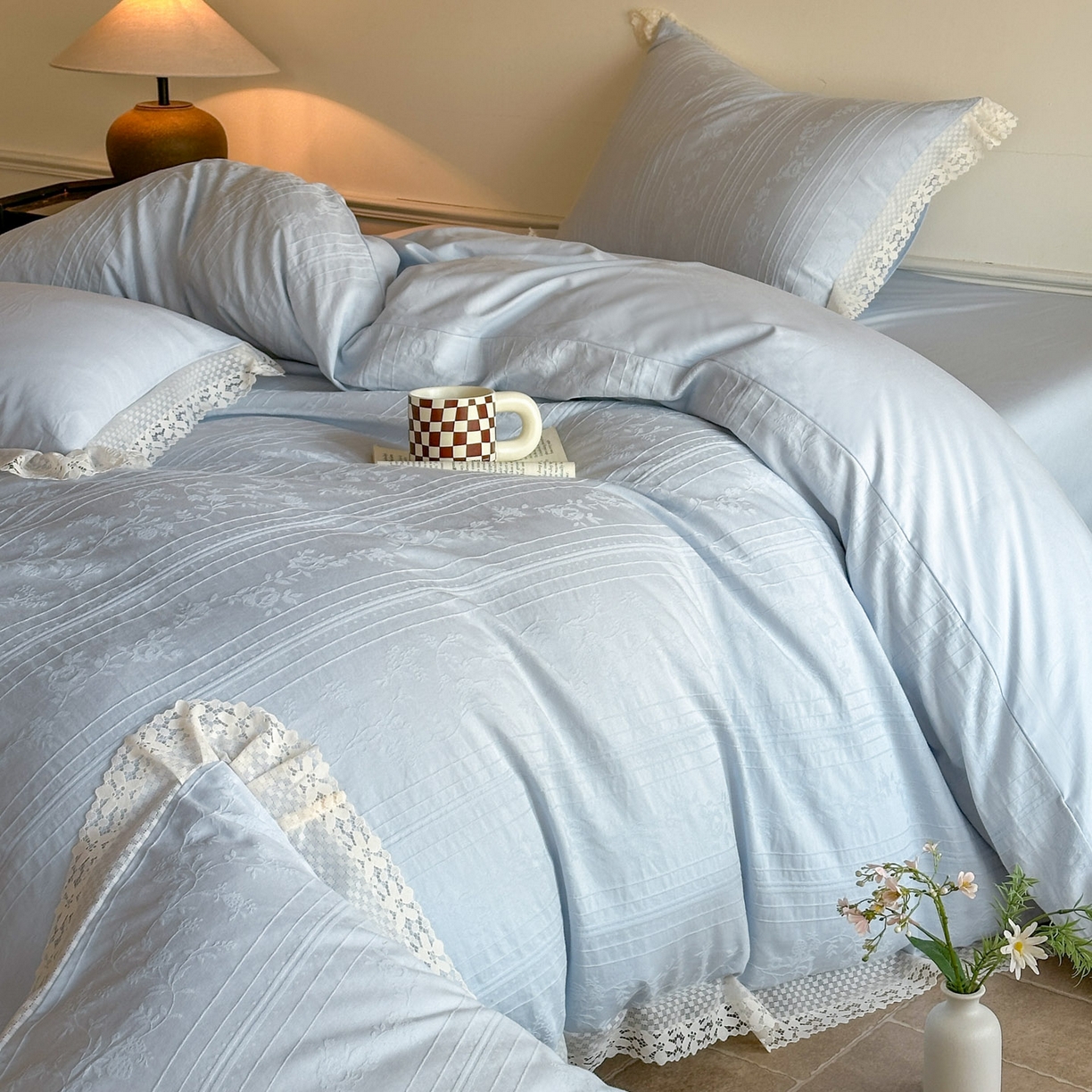 91家纺网 家纺一手货源 找家纺 格里芬家纺 2026新款花边款60S全棉水洗立体浮雕提花四件套 沁香-云水蓝