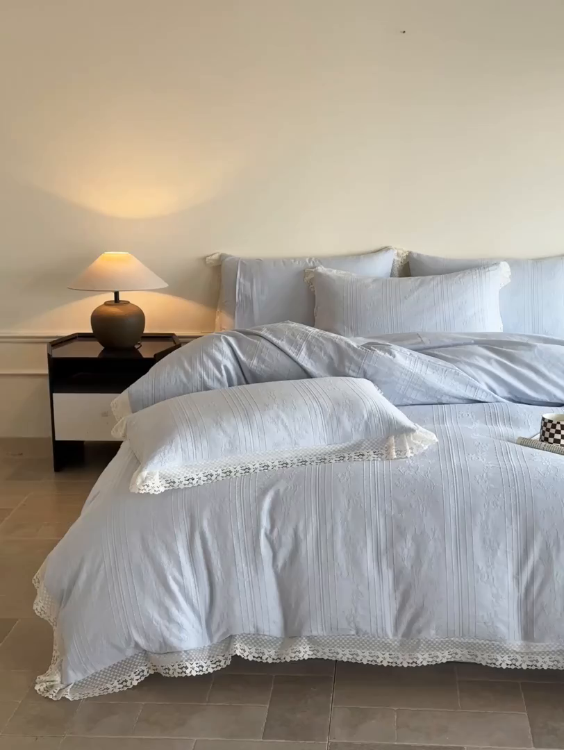 91家纺网 家纺一手货源 找家纺 格里芬家纺 2026新款花边款60S全棉水洗立体浮雕提花四件套 沁香-云水蓝