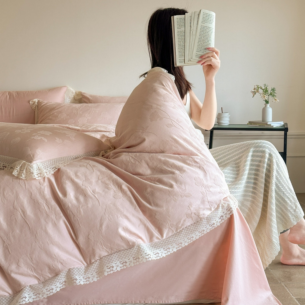 91家纺网 家纺一手货源 找家纺 格里芬家纺 2026新款花边款60S全棉水洗立体浮雕提花四件套 岁月留声-唯美粉