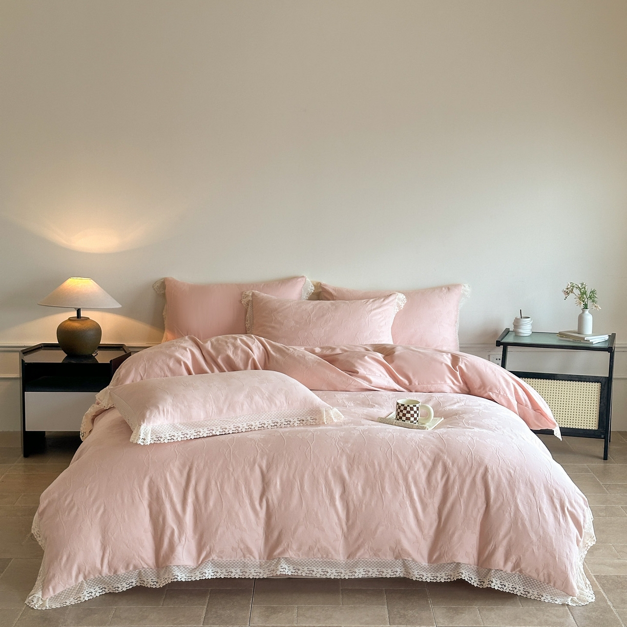 91家纺网 家纺一手货源 找家纺 格里芬家纺 2026新款花边款60S全棉水洗立体浮雕提花四件套 岁月留声-唯美粉