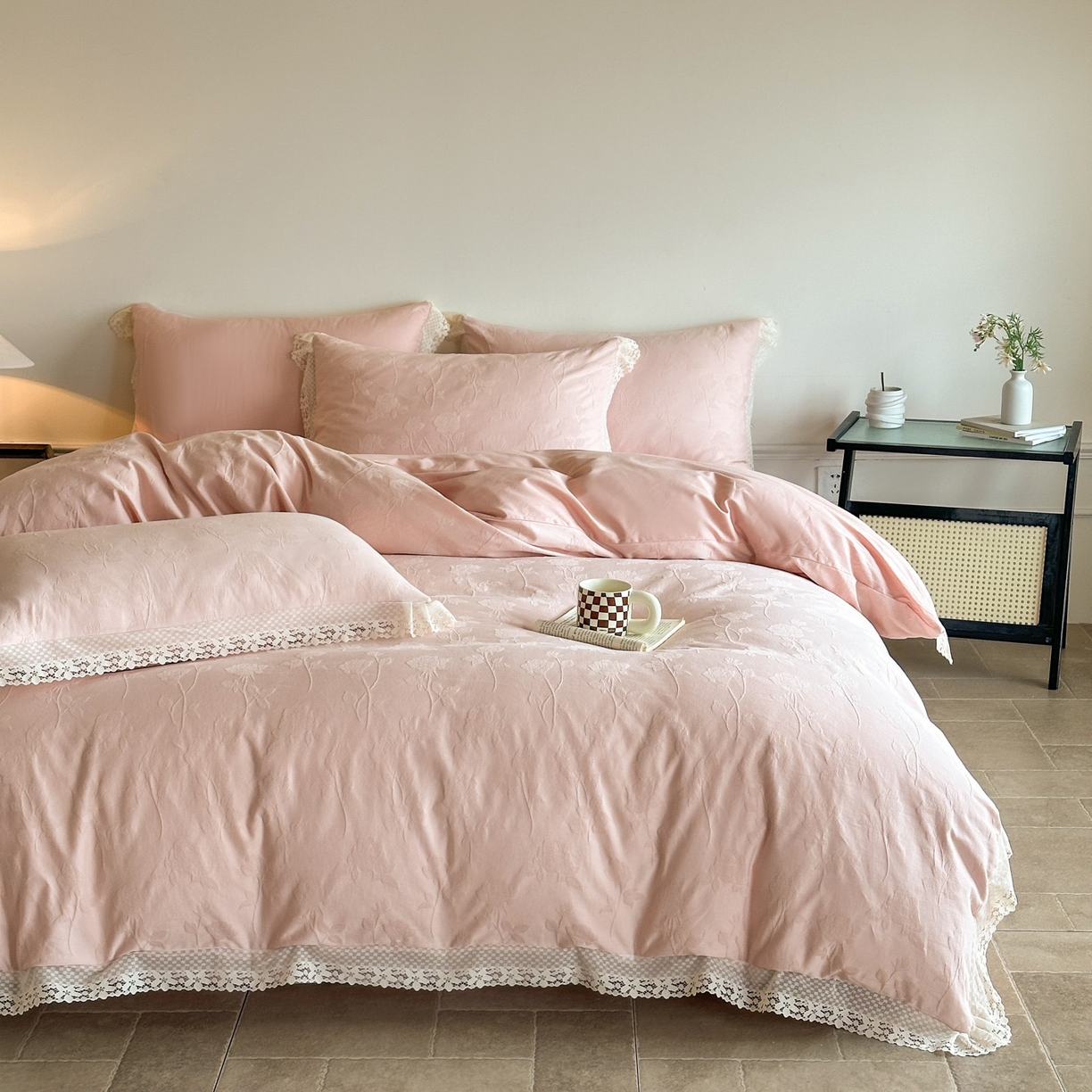 91家纺网 家纺一手货源 找家纺 格里芬家纺 2026新款花边款60S全棉水洗立体浮雕提花四件套 岁月留声-唯美粉