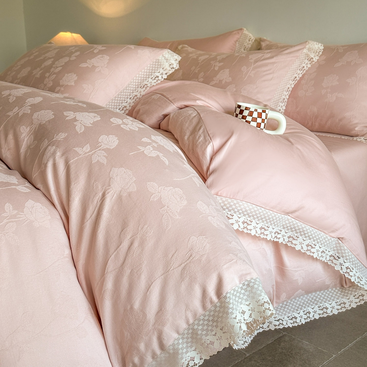 91家纺网 家纺一手货源 找家纺 格里芬家纺 2026新款花边款60S全棉水洗立体浮雕提花四件套 岁月留声-唯美粉