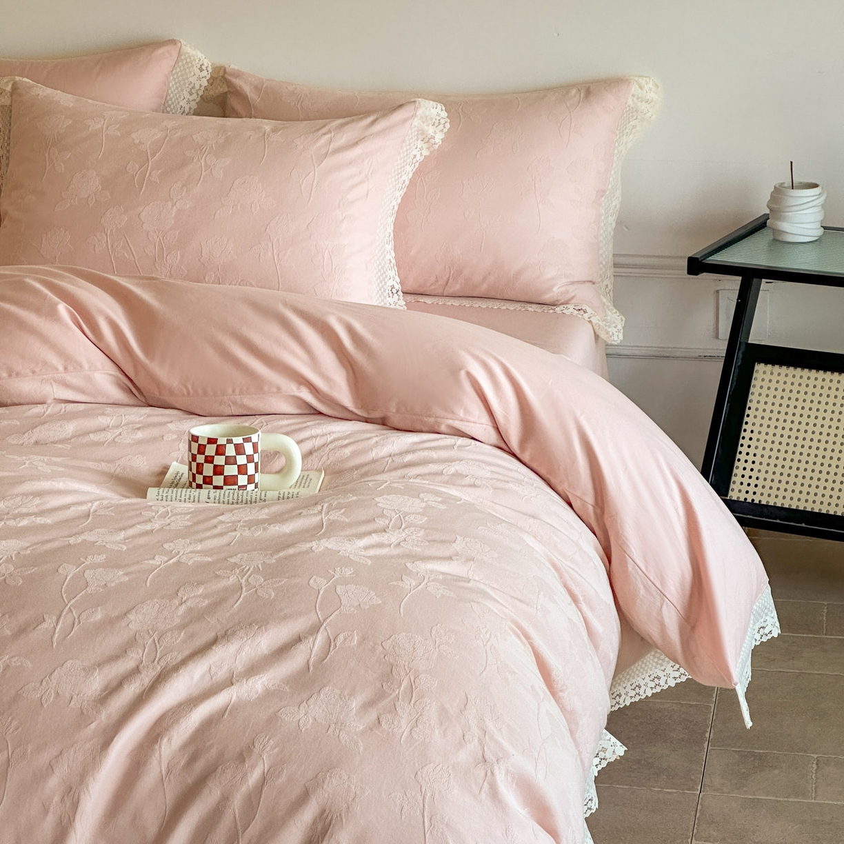 91家纺网 家纺一手货源 找家纺 格里芬家纺 2026新款花边款60S全棉水洗立体浮雕提花四件套 岁月留声-唯美粉