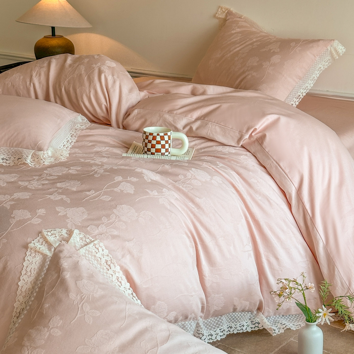 91家纺网 家纺一手货源 找家纺 格里芬家纺 2026新款花边款60S全棉水洗立体浮雕提花四件套 岁月留声-唯美粉