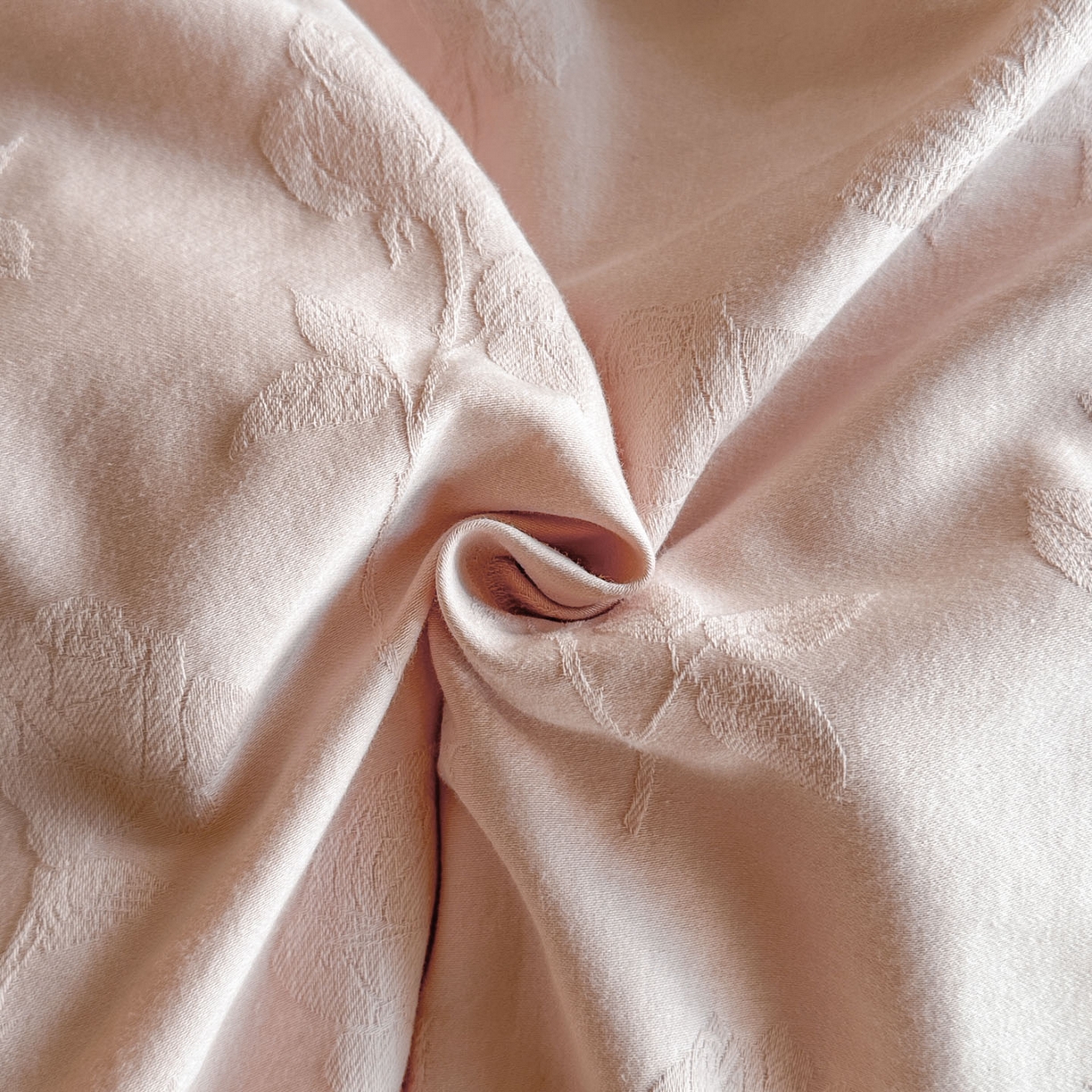 91家纺网 家纺一手货源 找家纺 格里芬家纺 2026新款花边款60S全棉水洗立体浮雕提花四件套 岁月留声-唯美粉