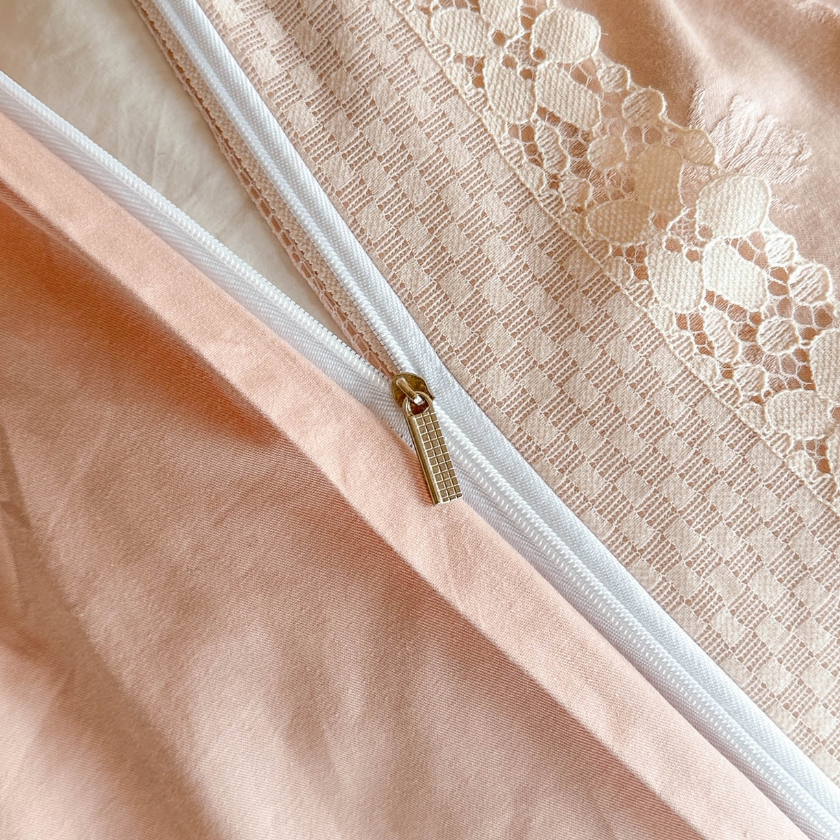 91家纺网 家纺一手货源 找家纺 格里芬家纺 2026新款花边款60S全棉水洗立体浮雕提花四件套 岁月留声-唯美粉