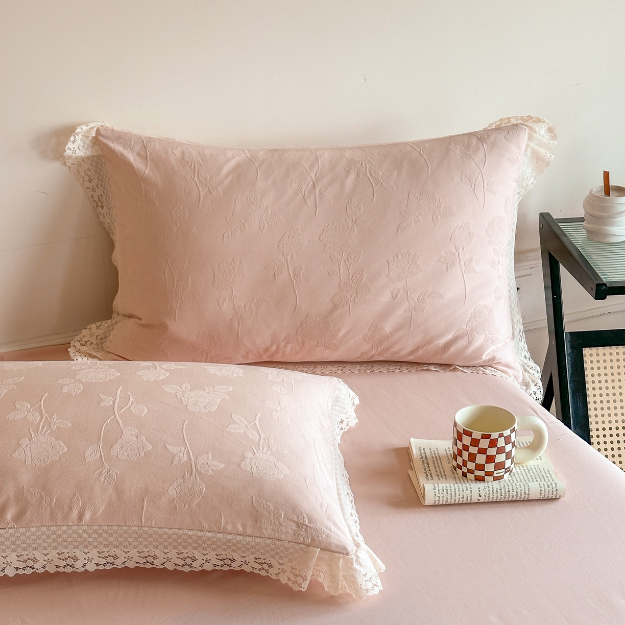 91家纺网 家纺一手货源 找家纺 格里芬家纺 2026新款花边款60S全棉水洗立体浮雕提花四件套 岁月留声-唯美粉