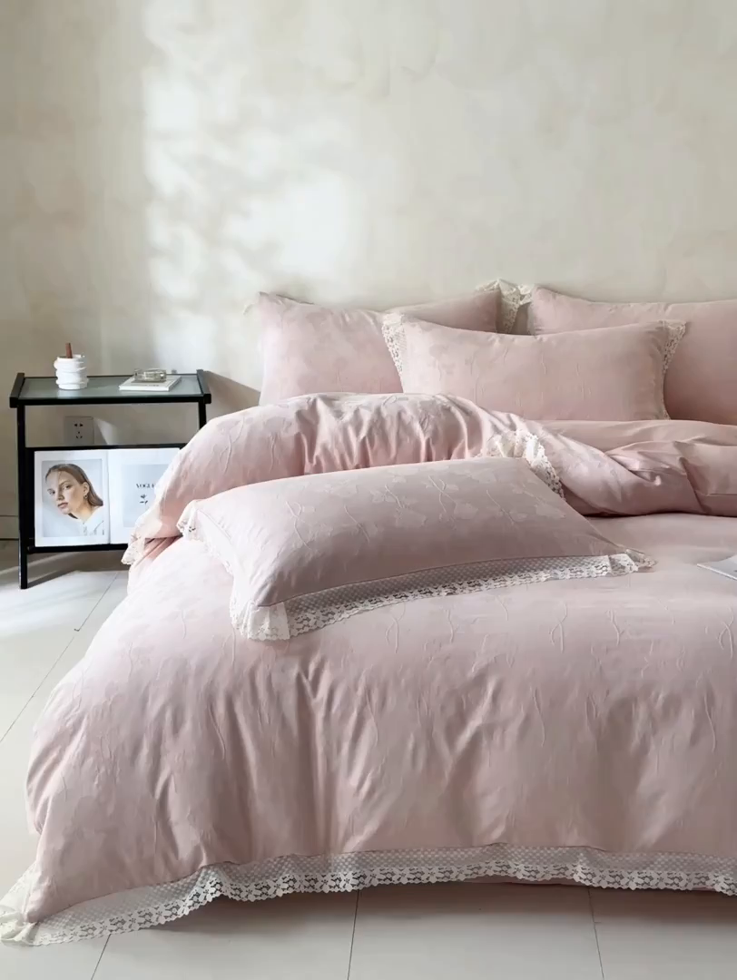 91家纺网 家纺一手货源 找家纺 格里芬家纺 2026新款花边款60S全棉水洗立体浮雕提花四件套 岁月留声-唯美粉