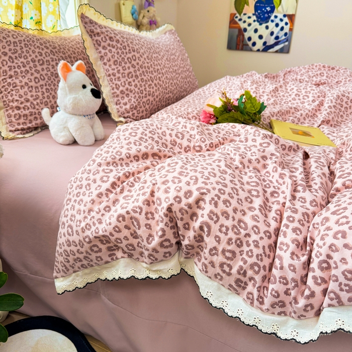 91家纺网 家纺一手货源 找家纺 富米莱（原臻工厂） 2026新款A类仿棉古法水洗棉法式全棉花边四件套粉豹纹