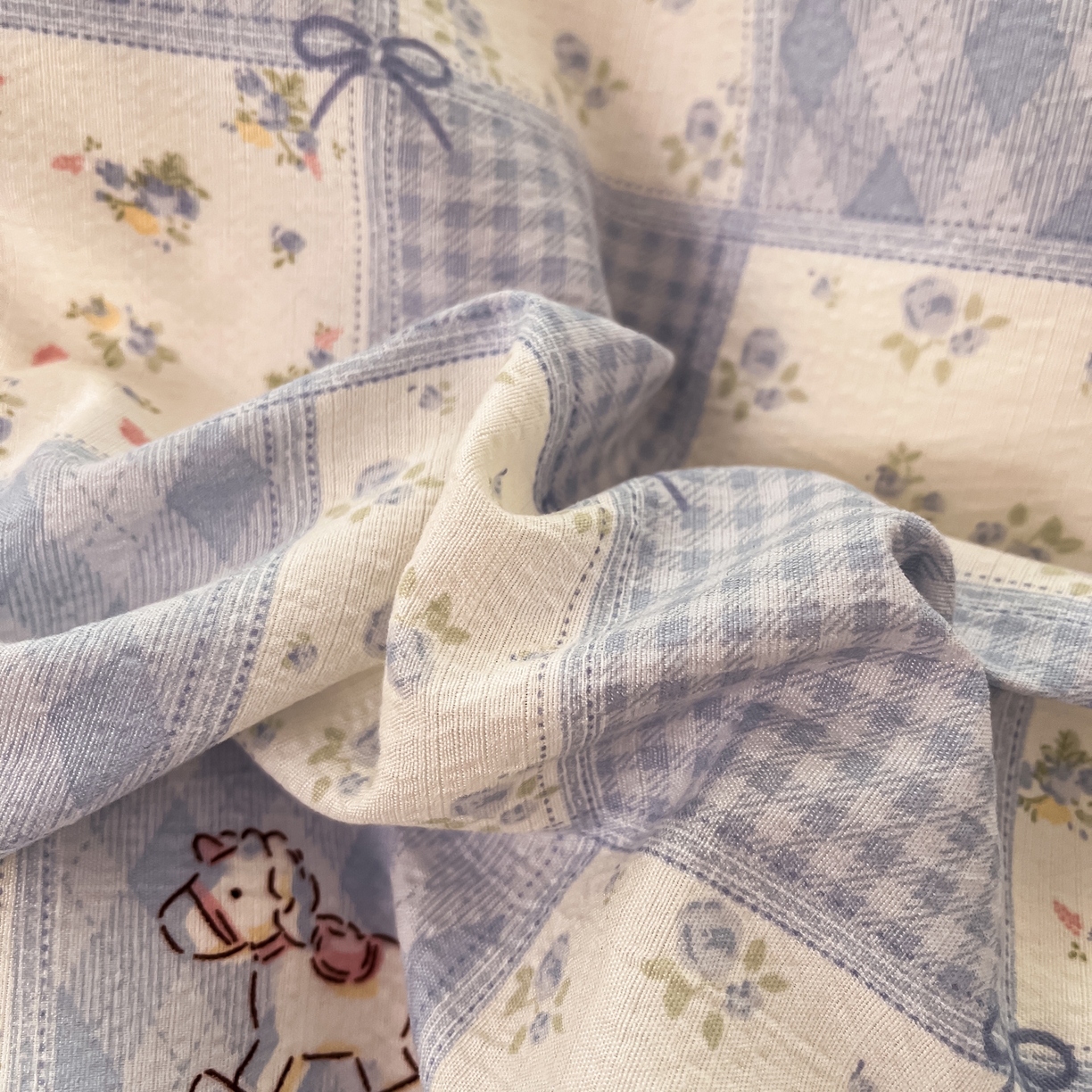 91家纺网 家纺一手货源 找家纺 摩妮卡 2026新款泡泡纱韩版印花花边四件套 木马乐园