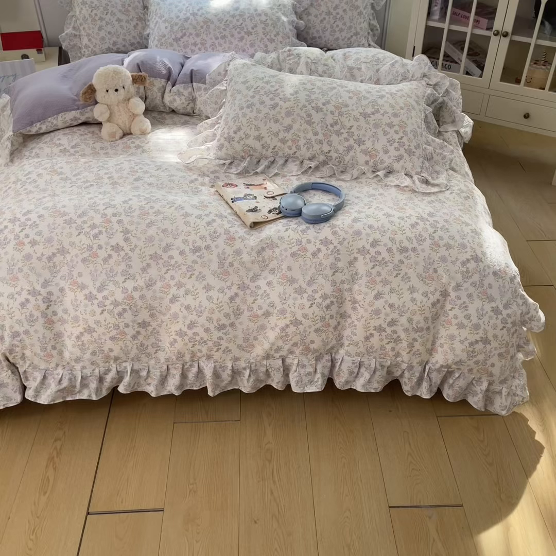 91家纺网 家纺一手货源 找家纺 摩妮卡 2026新款泡泡纱韩版印花花边四件套 浅紫花簇