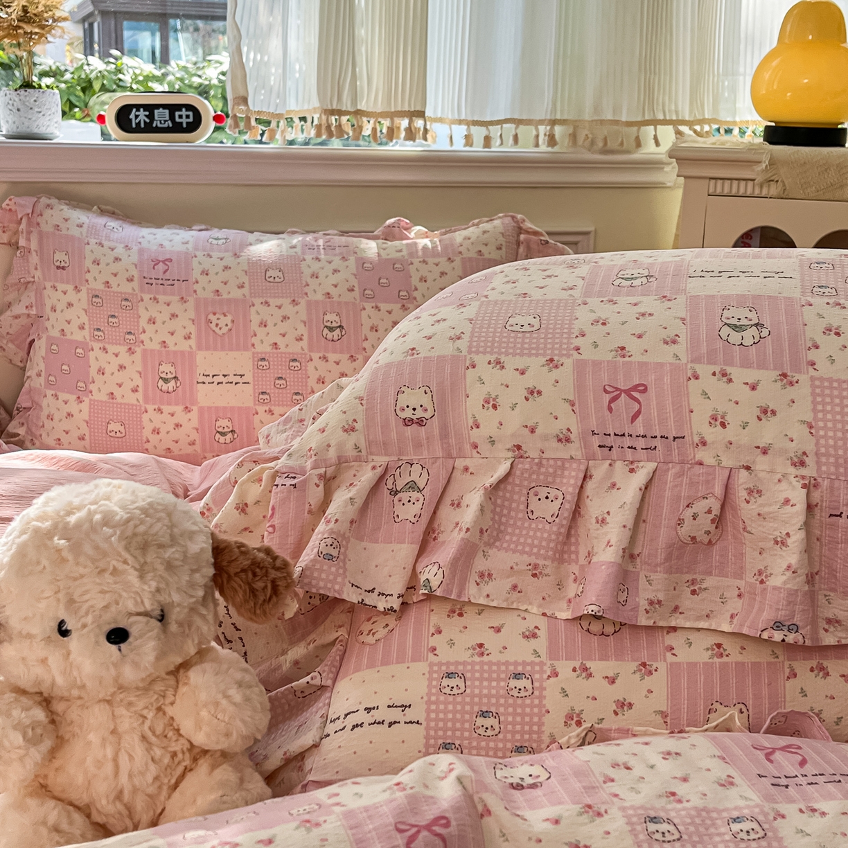 91家纺网 家纺一手货源 找家纺 摩妮卡 2026新款泡泡纱韩版印花花边四件套 粉格萌犬