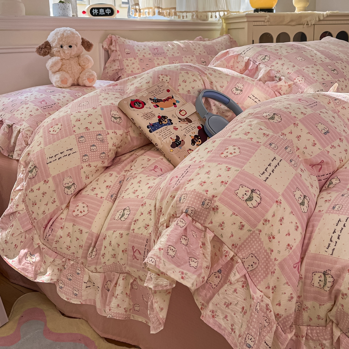 91家纺网 家纺一手货源 找家纺 摩妮卡 2026新款泡泡纱韩版印花花边四件套 粉格萌犬