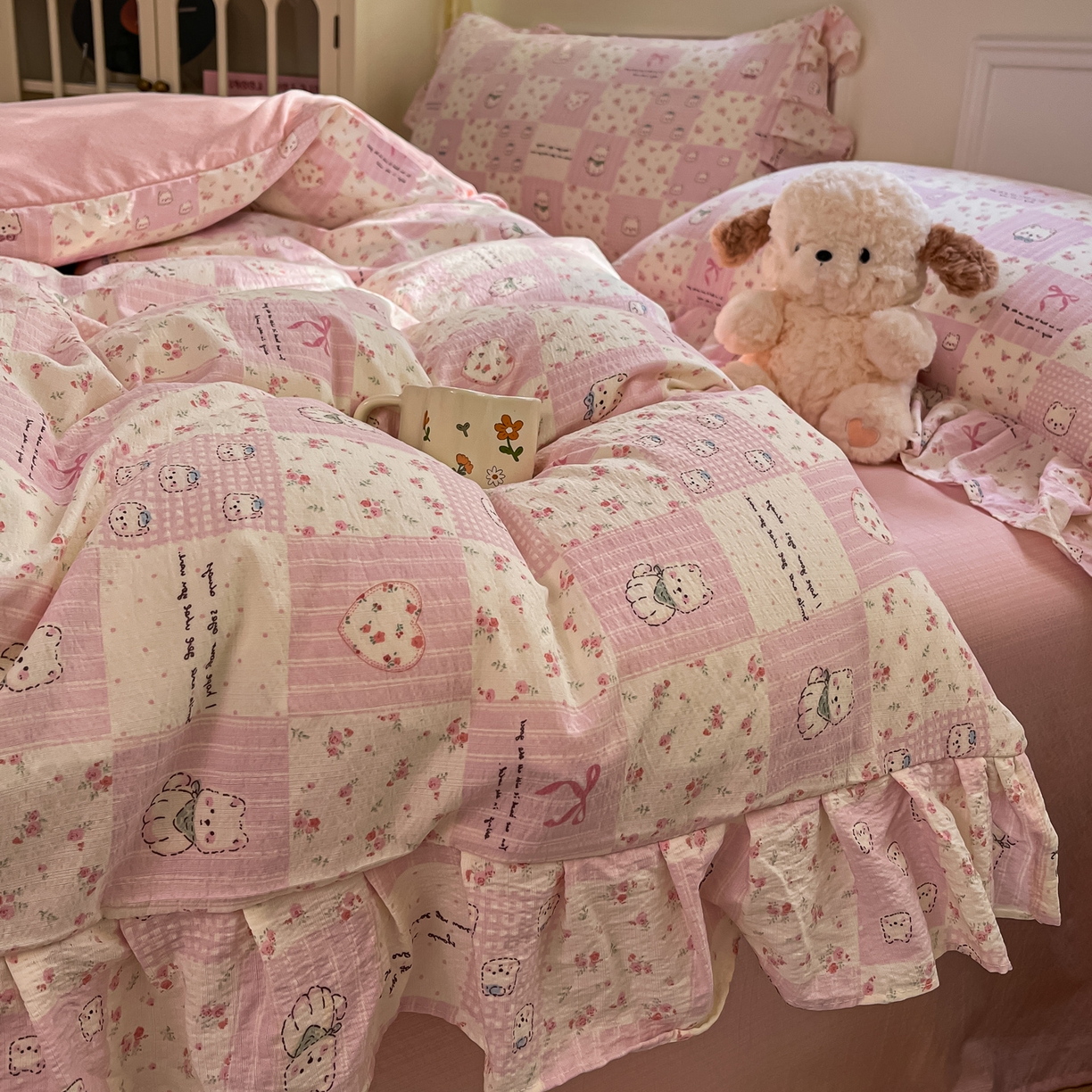 91家纺网 家纺一手货源 找家纺 摩妮卡 2026新款泡泡纱韩版印花花边四件套 粉格萌犬