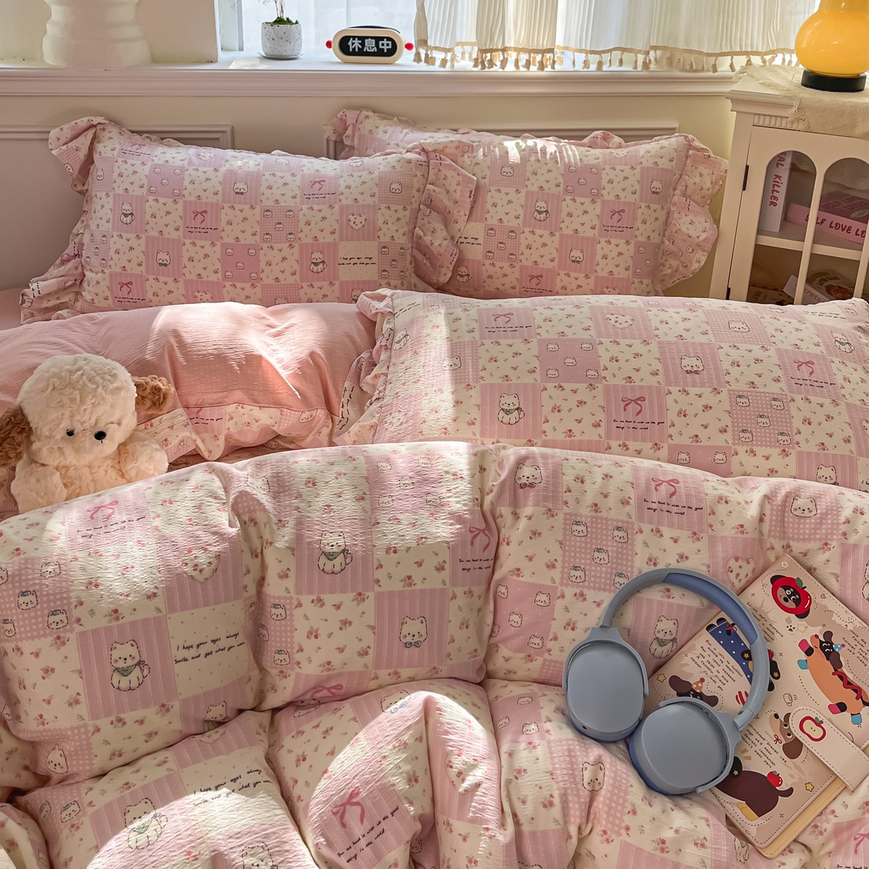 91家纺网 家纺一手货源 找家纺 摩妮卡 2026新款泡泡纱韩版印花花边四件套 粉格萌犬