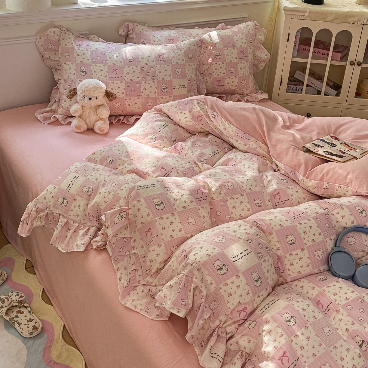 91家纺网 家纺一手货源 找家纺 摩妮卡 2026新款泡泡纱韩版印花花边四件套 粉格萌犬