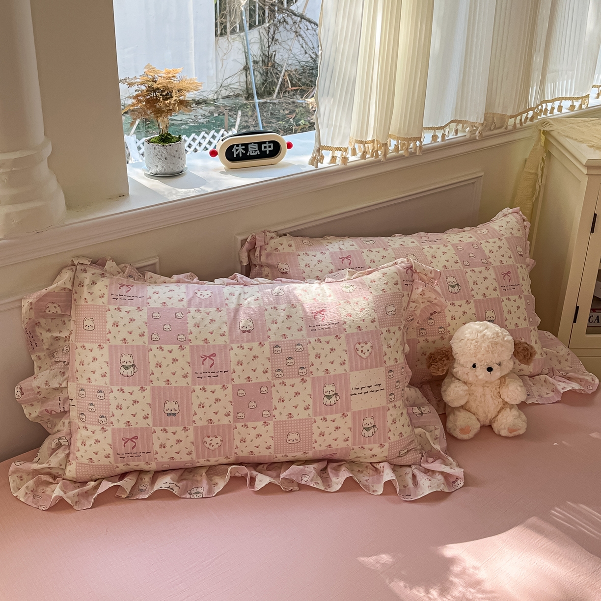 91家纺网 家纺一手货源 找家纺 摩妮卡 2026新款泡泡纱韩版印花花边四件套 粉格萌犬