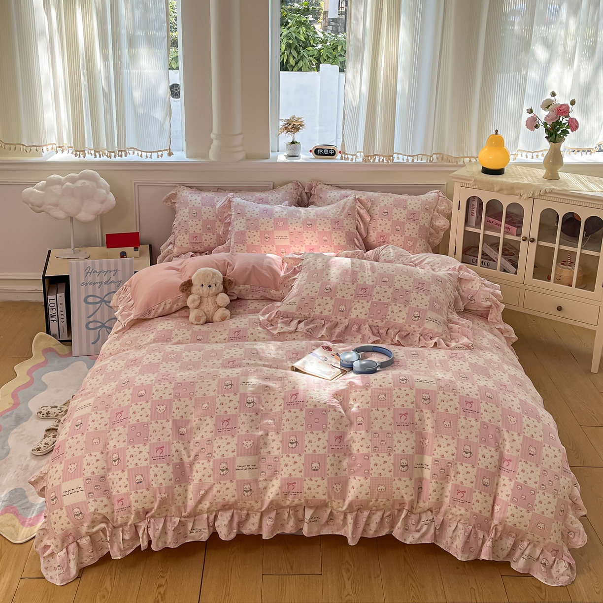 91家纺网 家纺一手货源 找家纺 摩妮卡 2026新款泡泡纱韩版印花花边四件套 粉格萌犬