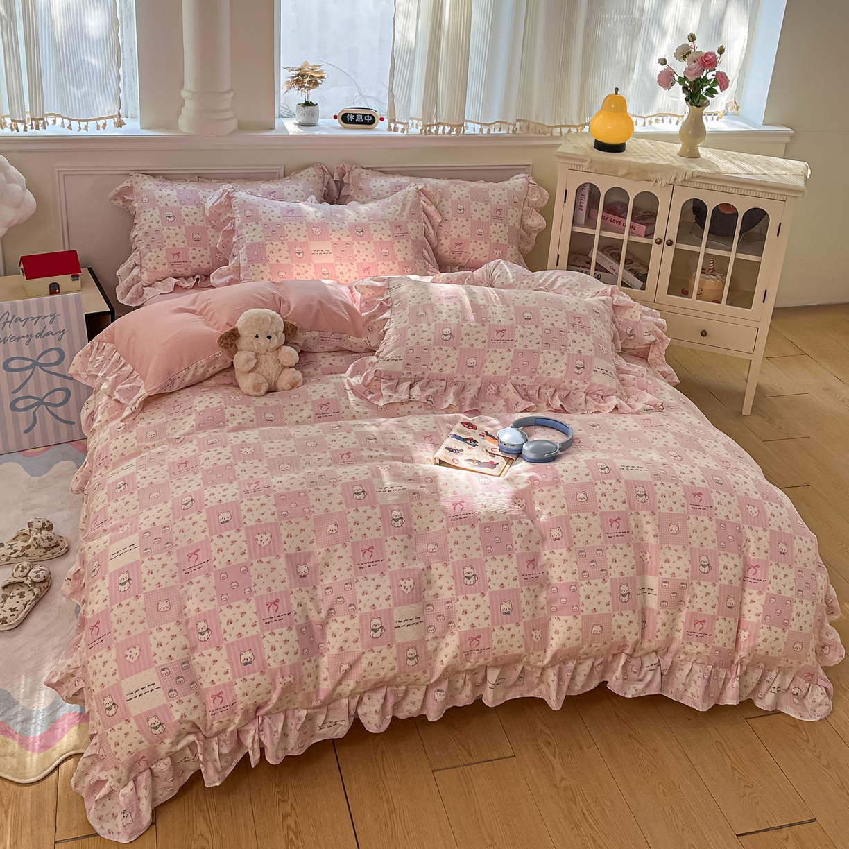 91家纺网 家纺一手货源 找家纺 摩妮卡 2026新款泡泡纱韩版印花花边四件套 粉格萌犬