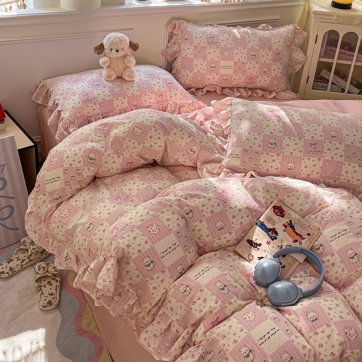 91家纺网 家纺一手货源 找家纺 摩妮卡 2026新款泡泡纱韩版印花花边四件套 粉格萌犬