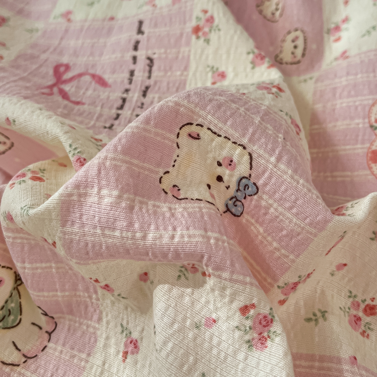 91家纺网 家纺一手货源 找家纺 摩妮卡 2026新款泡泡纱韩版印花花边四件套 粉格萌犬