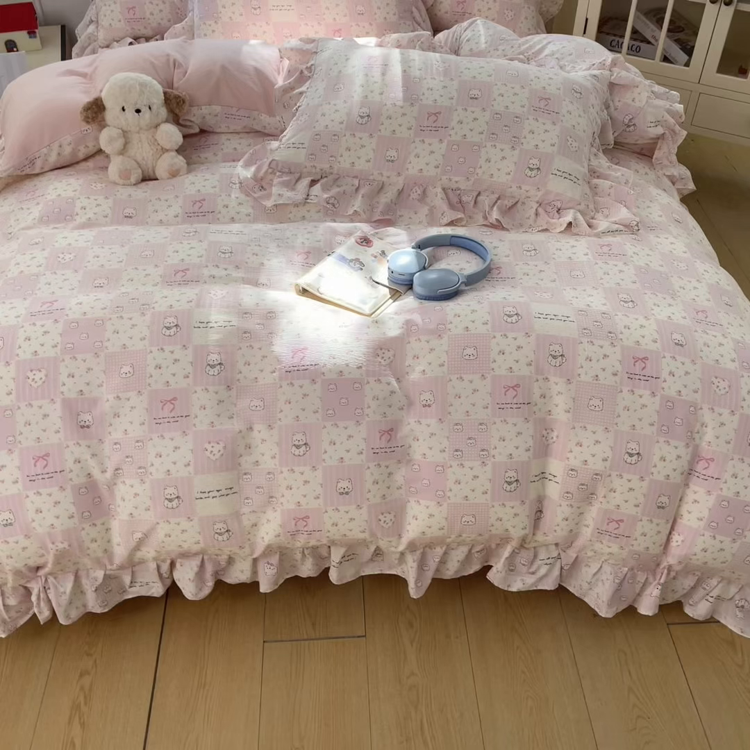 91家纺网 家纺一手货源 找家纺 摩妮卡 2026新款泡泡纱韩版印花花边四件套 粉格萌犬