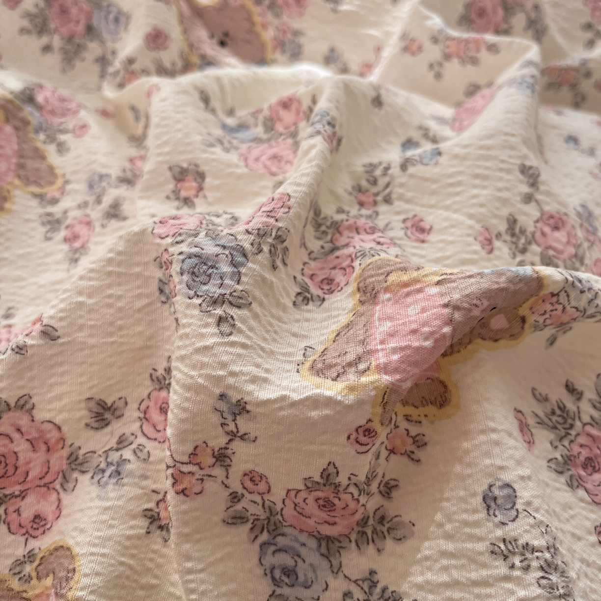 91家纺网 家纺一手货源 找家纺 摩妮卡 2026新款泡泡纱韩版印花花边四件套 玫瑰小狗