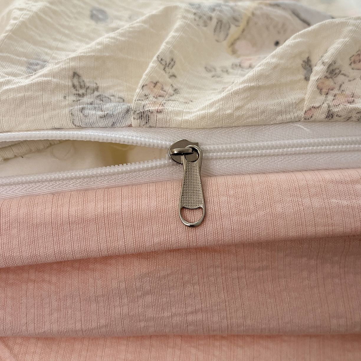 91家纺网 家纺一手货源 找家纺 摩妮卡 2026新款泡泡纱韩版印花花边四件套 玫瑰小狗