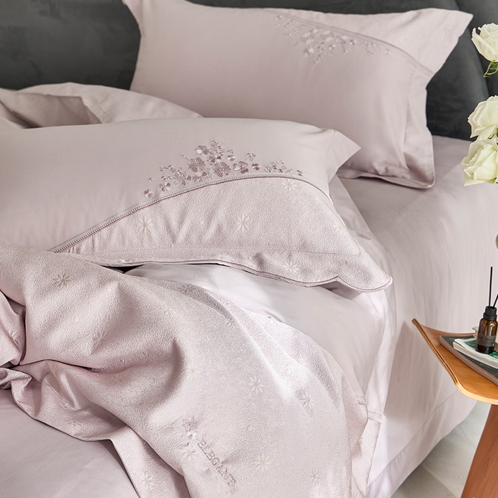 91家纺网 家纺一手货源 找家纺 诗黛尔 2026春夏新款提花长绒棉拼接刺绣四件套格蕾丝系列（会员-20） 格蕾丝-时尚紫