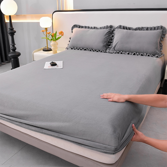 91家纺网 家纺一手货源 找家纺 优家居工厂店 2026新款纯色韩版牛奶绒花边床裙床笠四件套单件被套直播爆款 盛世-银灰