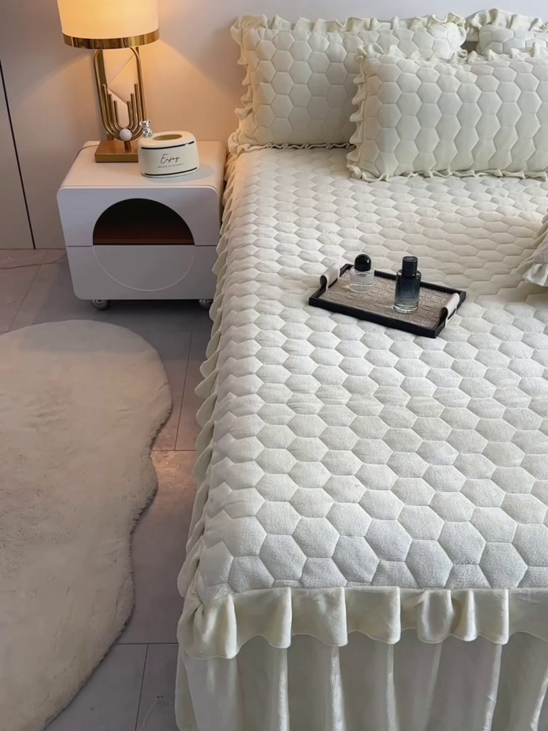 91家纺网 家纺一手货源 找家纺 优家居工厂店 2026新款纯色韩版花边牛奶绒夹棉床裙床罩加厚外贸直播 盛世-米白