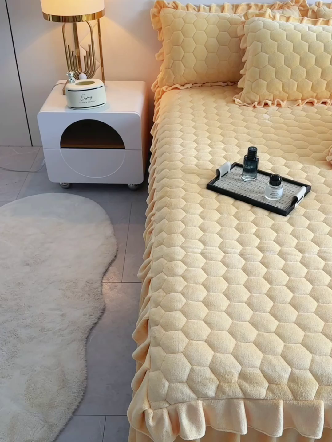 91家纺网 家纺一手货源 找家纺 优家居工厂店 2026新款纯色韩版花边牛奶绒夹棉床裙床罩加厚外贸直播 盛世-杏黄