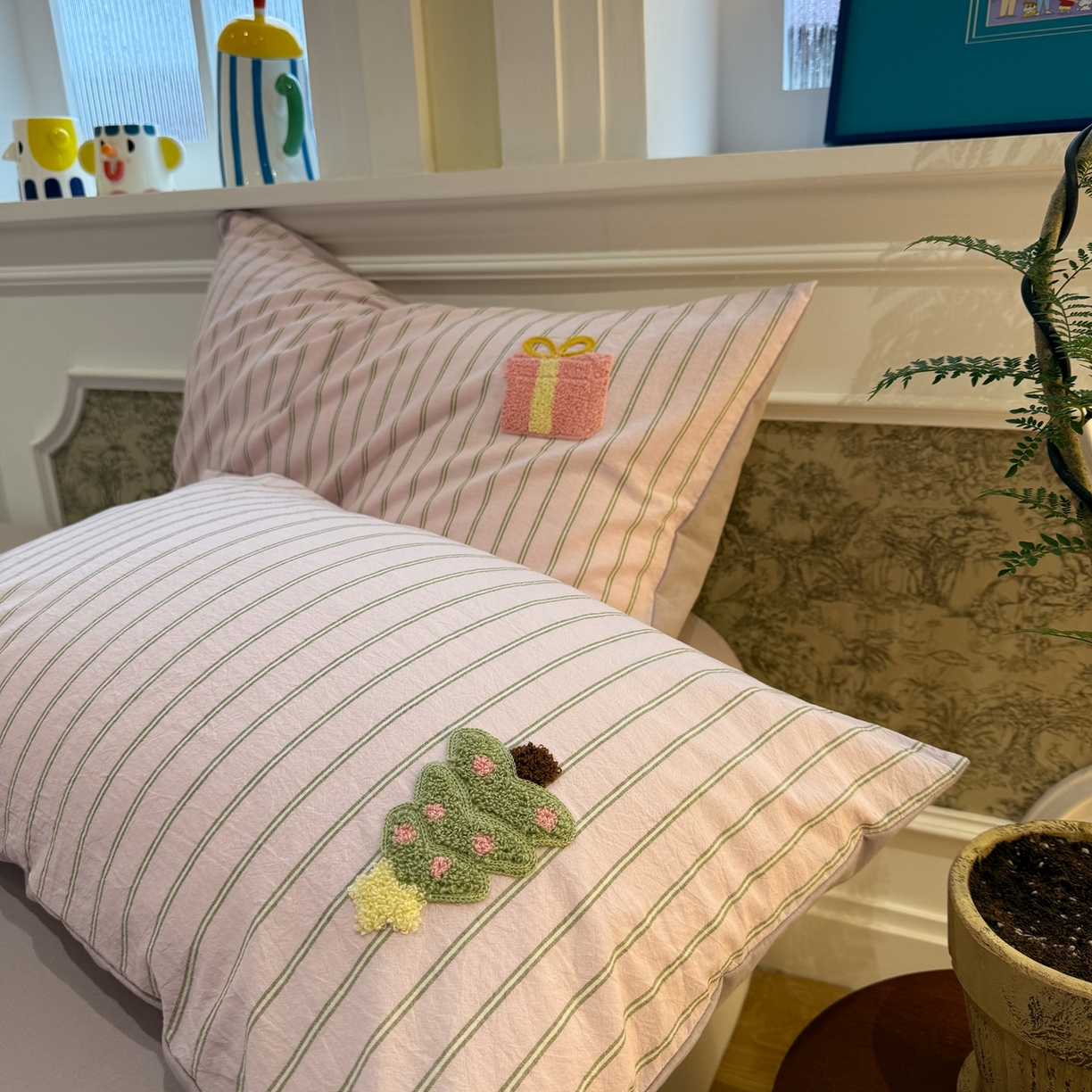 91家纺网 家纺一手货源 找家纺 珺柔家纺 2026新款全棉纯棉水洗棉毛巾绣四件套 快乐企鹅