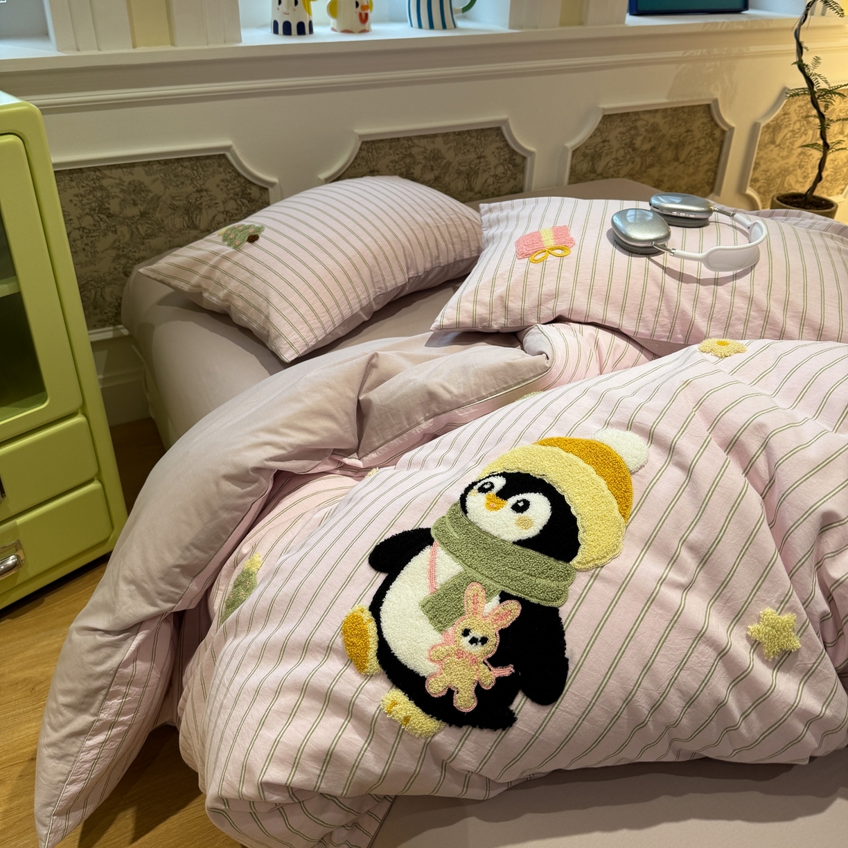 91家纺网 家纺一手货源 找家纺 珺柔家纺 2026新款全棉纯棉水洗棉毛巾绣四件套 快乐企鹅