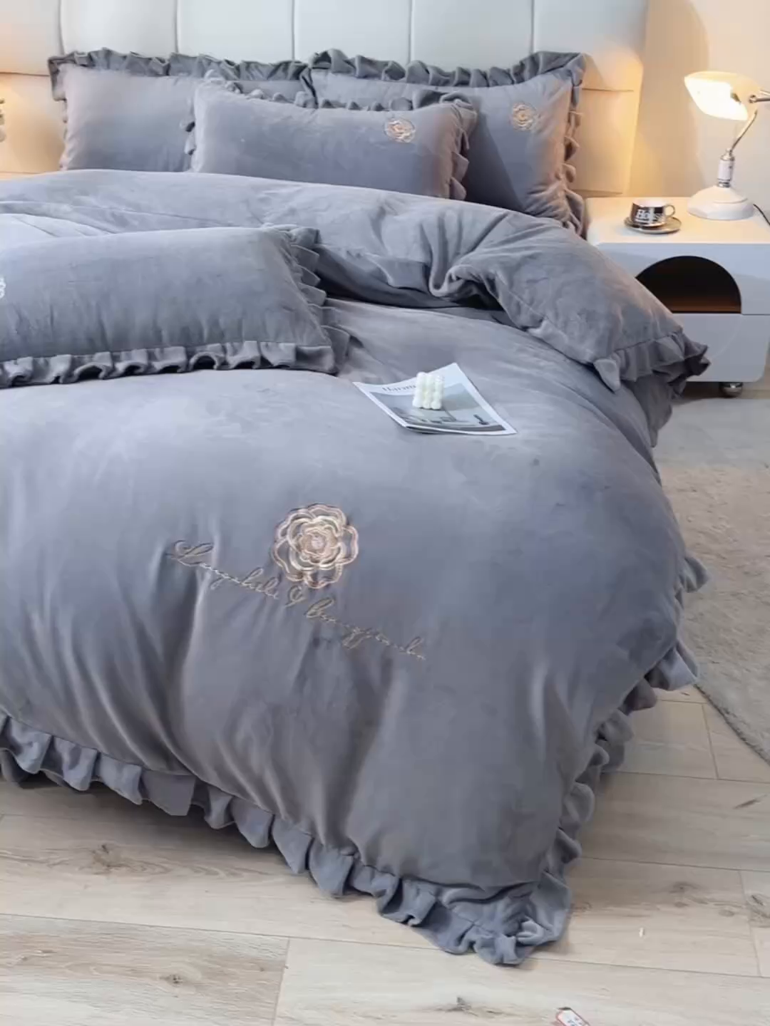 91家纺网 家纺一手货源 找家纺 优家居工厂店 2026新款240克高克重牛奶绒韩版刺绣花牛奶绒床裙四件套床裙三件套 安娜-灰色