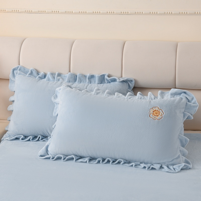 91家纺网 家纺一手货源 找家纺 优家居工厂店 2026新款240克高克重牛奶绒韩版刺绣花牛奶绒床裙四件套床裙三件套 安娜-浅蓝