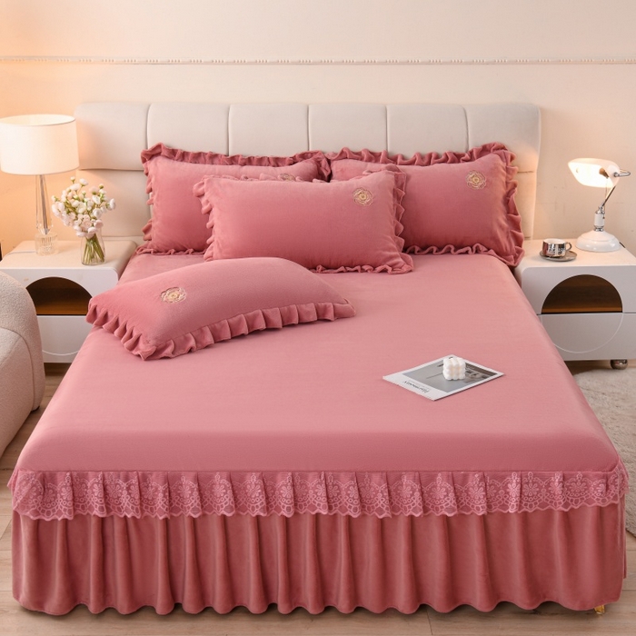 91家纺网 家纺一手货源 找家纺 （总）优家居工厂店 2026新款240克高克重牛奶绒单件床裙韩版刺绣花牛奶绒床裙三件套