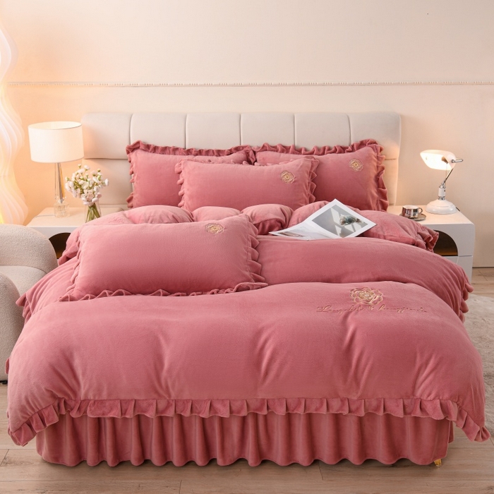 91家纺网 家纺一手货源 找家纺 优家居工厂店 2026新款240克高克重牛奶绒单件床裙韩版刺绣花牛奶绒床裙三件套 安娜-豆沙