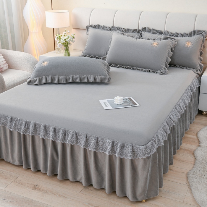 91家纺网 家纺一手货源 找家纺 优家居工厂店 2026新款240克高克重牛奶绒单件床裙韩版刺绣花牛奶绒床裙三件套 安娜-灰色