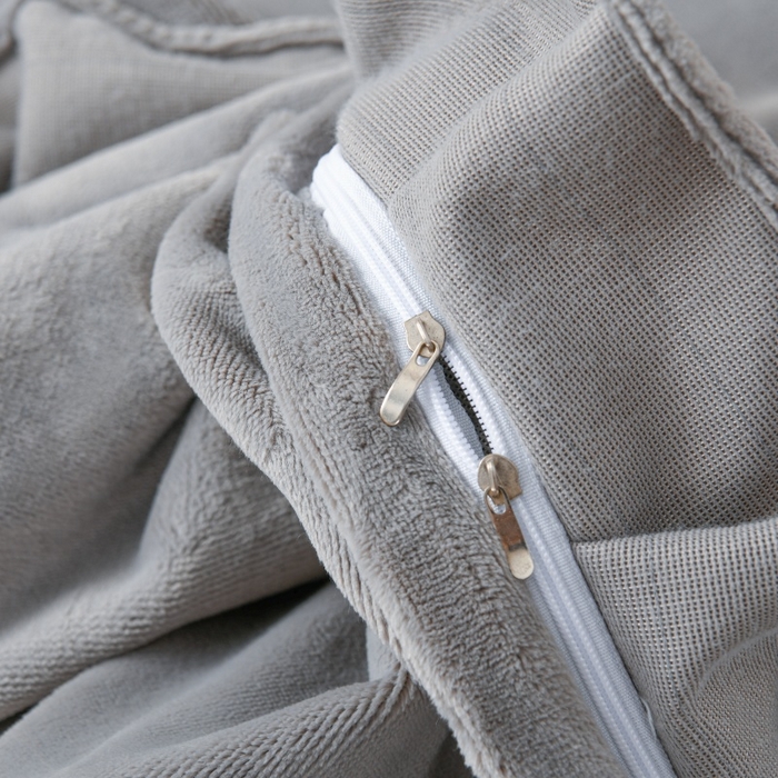 91家纺网 家纺一手货源 找家纺 优家居工厂店 2026新款240克高克重牛奶绒单件床裙韩版刺绣花牛奶绒床裙三件套 安娜-灰色