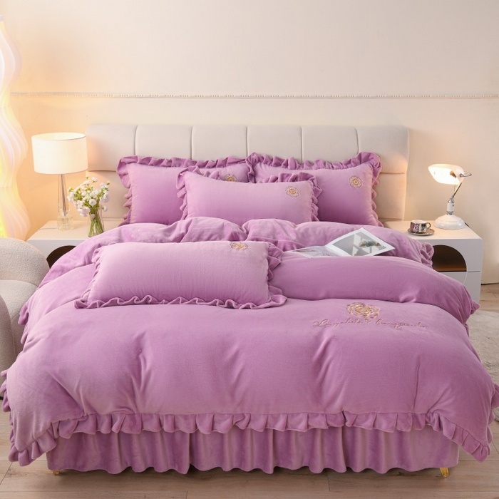 91家纺网 家纺一手货源 找家纺 优家居工厂店 2026新款240克高克重牛奶绒单件床裙韩版刺绣花牛奶绒床裙三件套 安娜-紫色